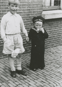 876086 Portret van Karel van Zutphen en Johannes Cornelis ('Kees') Gijssen in een matrozenpakje, bij een woning ...